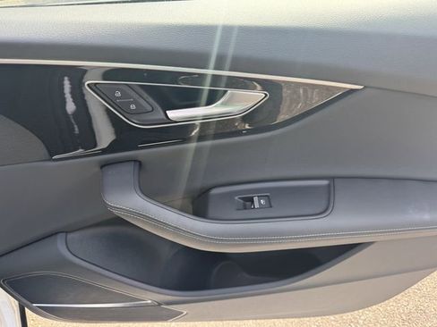 Used 2024 Audi Q8 Premium Plus image 33