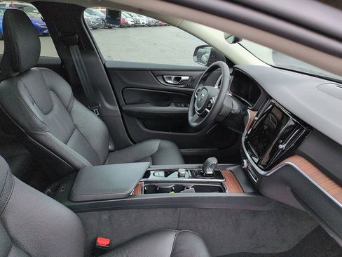 Used 2025 Volvo V60 B5 Cross Country Plus image 7