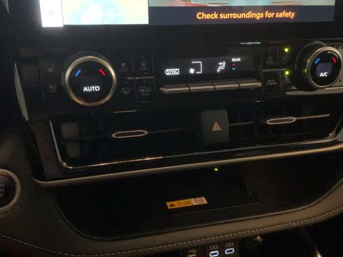 Certified 2024 Toyota Highlander Platinum AWD/4WD image 12