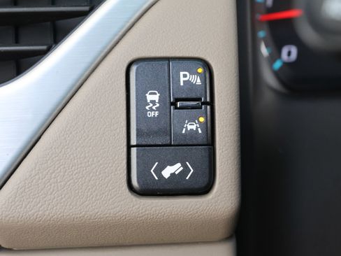 Used 2018 GMC Yukon SLT w/ Open Road Package image 16