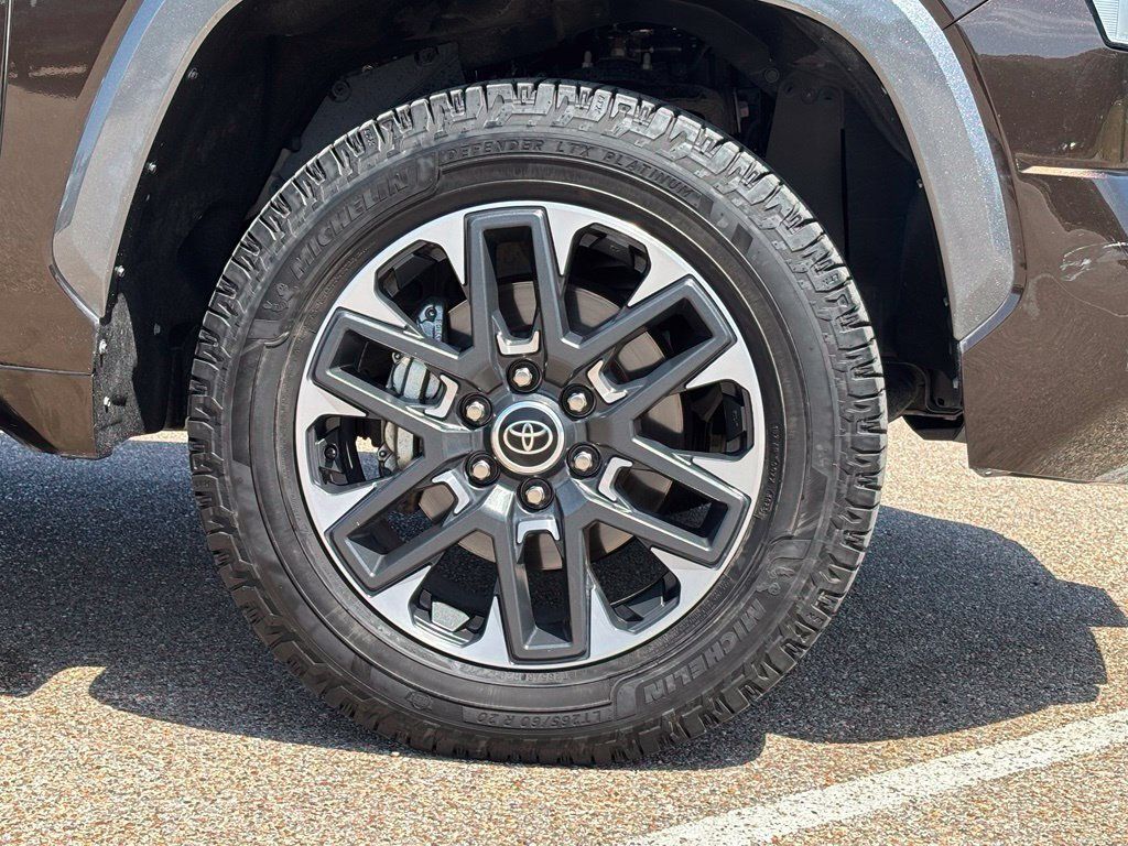 Used 2022 Toyota Tundra Limited w/ Power Package RWD image 8
