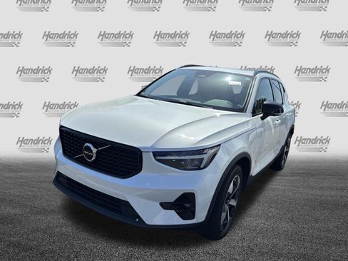 Used 2023 Volvo XC40 B5 Plus w/ Protection Package Premier AWD/4WD image 6