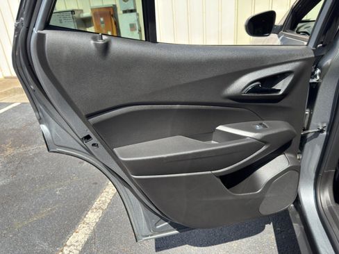 Used 2025 Chevrolet Trax RS FWD image 36
