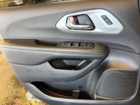 Used 2025 Chrysler Pacifica Limited FWD image 36