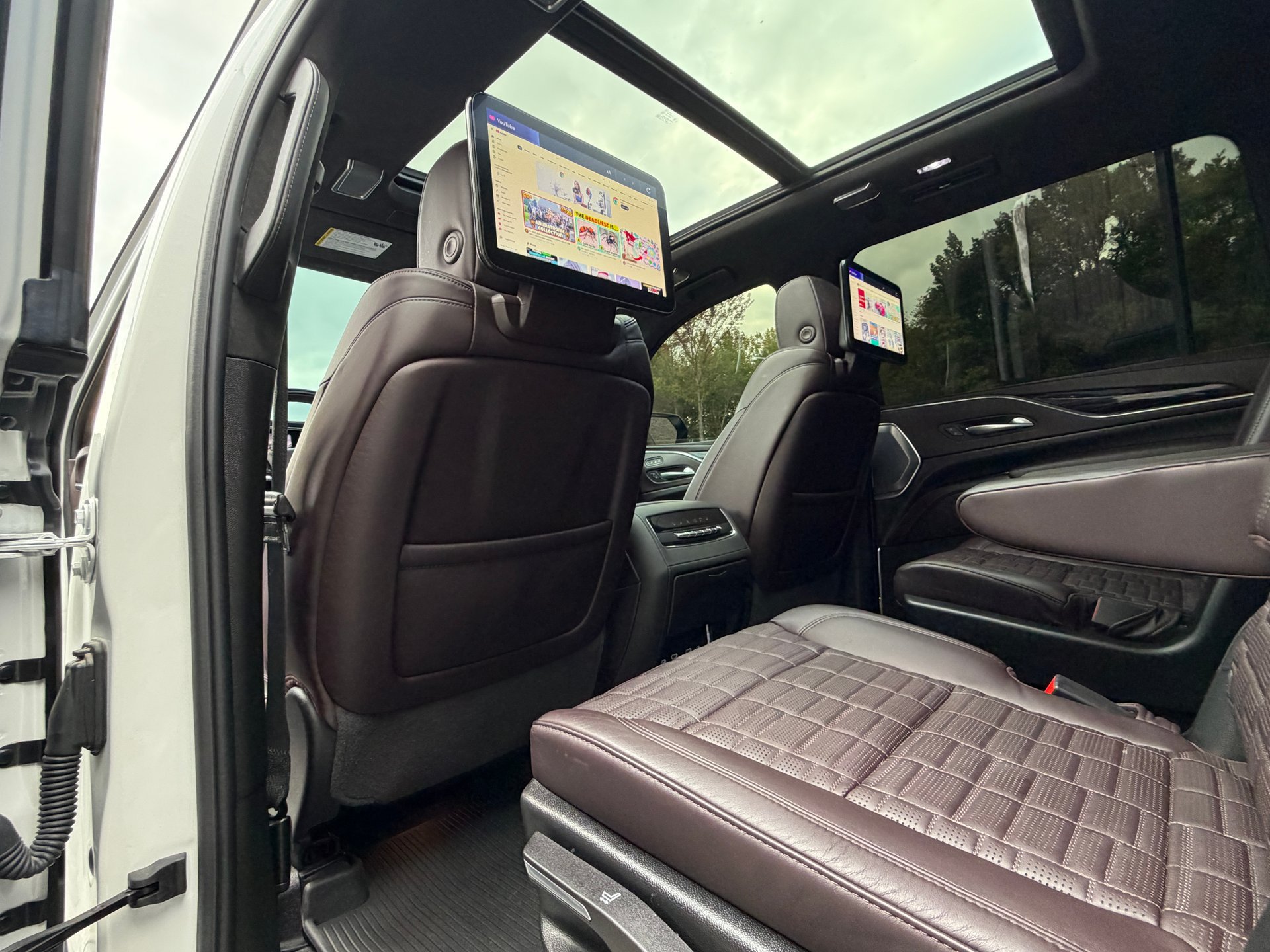 Used 2024 Cadillac Escalade ESV V w/ LPO, ONYX Package AWD/4WD image 28