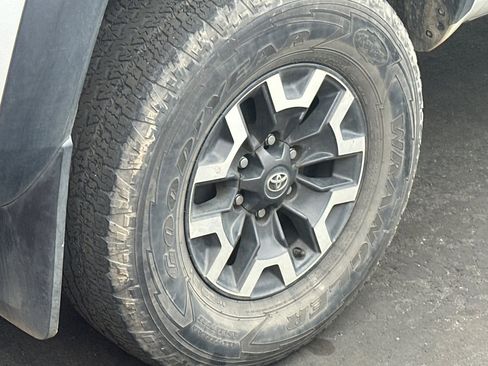 Used 2020 Toyota Tacoma TRD Off-Road image 7