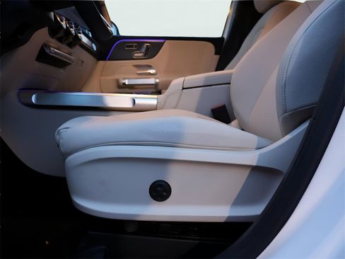 New 2025 Mercedes-Benz GLB 250 4MATIC image 37