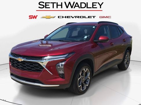 Used 2025 Chevrolet Trax LT w/ LT Convenience Package FWD image 3