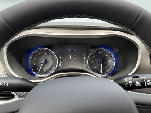 New 2027 Chrysler Pacifica Limited FWD image 9