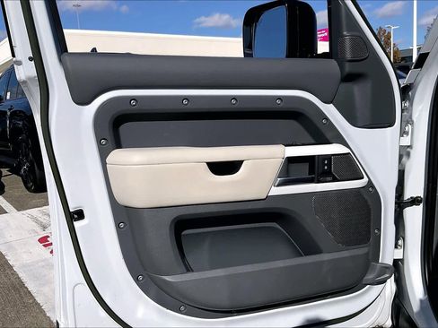 Used 2023 Land Rover Defender 110 SE image 18
