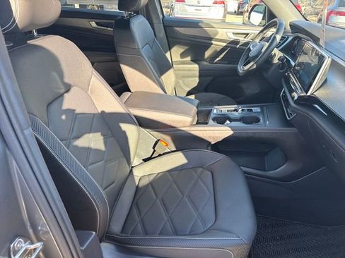 Certified 2025 Volkswagen Atlas Cross Sport SE image 33