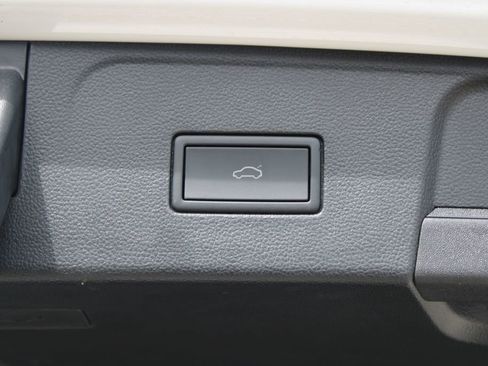 Certified 2025 Volkswagen Atlas Peak Edition SE AWD/4WD image 31