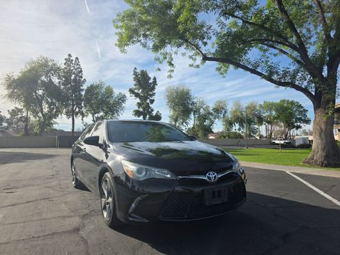 Used 2017 Toyota Camry SE w/ Moonroof Package image 5