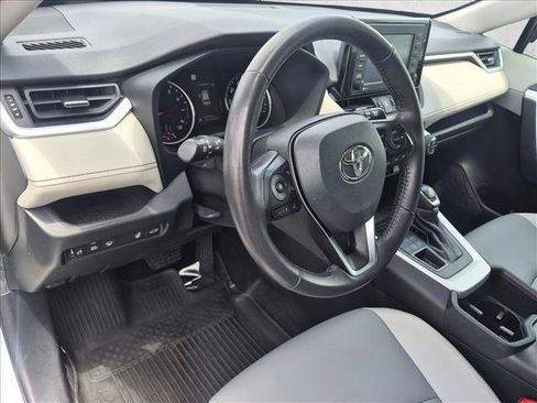 Used 2022 Toyota RAV4 XLE Premium AWD/4WD image 10