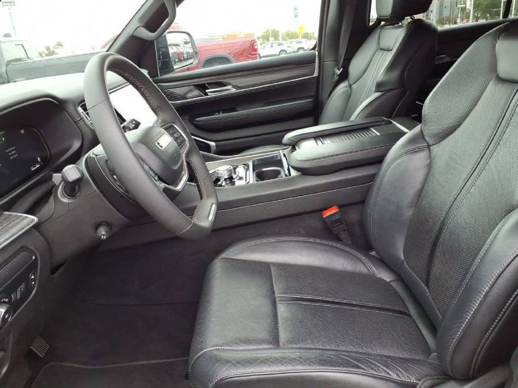 Used 2024 Jeep Wagoneer Series II w/ Flexible Seating Group AWD/4WD image 9