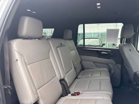 Used 2025 Chevrolet Suburban LT RWD image 21