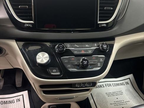 Used 2024 Chrysler Pacifica Touring-L image 14