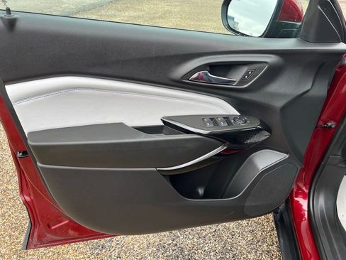 Used 2024 Chevrolet Trax LT w/ Sunroof Package image 24