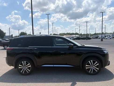 Used 2025 Nissan Pathfinder Platinum w/ Black Appearance Package AWD/4WD image 14
