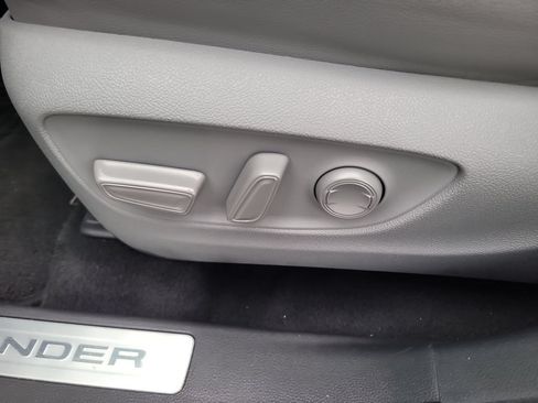 Used 2020 Toyota Highlander Limited FWD image 21