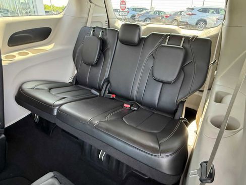 Used 2023 Chrysler Pacifica Touring-L FWD image 18