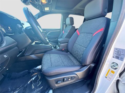 Used 2025 Chevrolet Colorado Z71 w/ Midnight Edition image 18