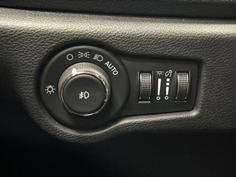 Used 2023 Chrysler Pacifica Pinnacle FWD image 30