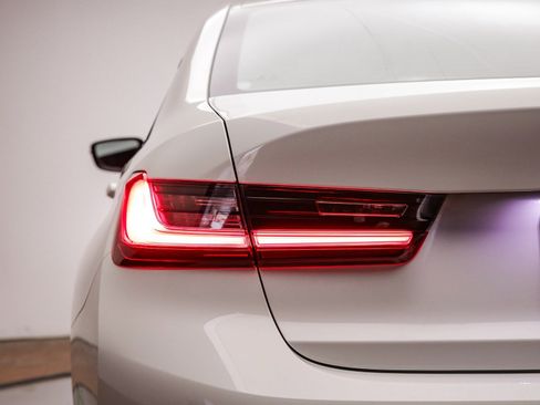 Certified 2022 BMW 330e w/ Convenience Package image 10