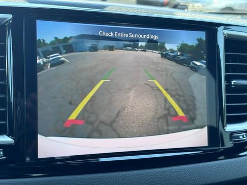 Used 2025 Chrysler Pacifica Select FWD image 11