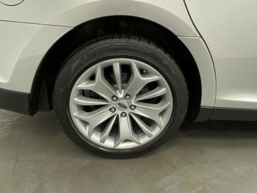 Used 2019 Ford Taurus Limited FWD image 18
