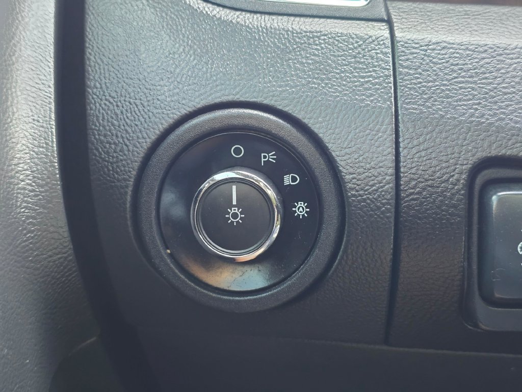 Used 2014 Ford Taurus Limited FWD image 28