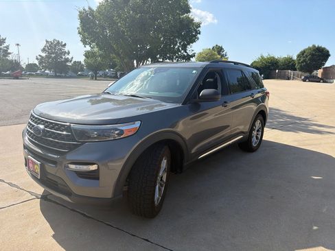Used 2023 Ford Explorer XLT w/ Equipment Group 202A AWD/4WD image 2