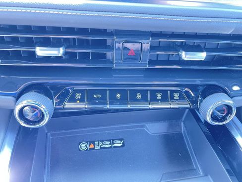 Used 2025 Chevrolet Suburban High Country AWD/4WD image 36