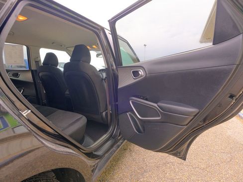 Used 2023 Kia Soul LX w/ LX Technology Package image 19