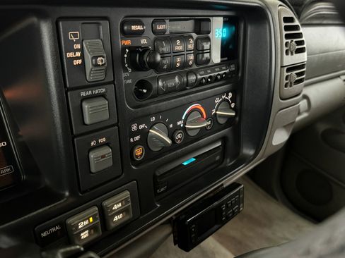 Used 2000 Chevrolet Tahoe Z71 w/ Comfort & Security Pkg image 71