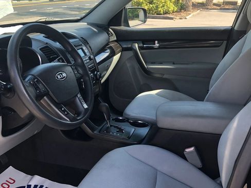 Used 2013 Kia Sorento LX image 12