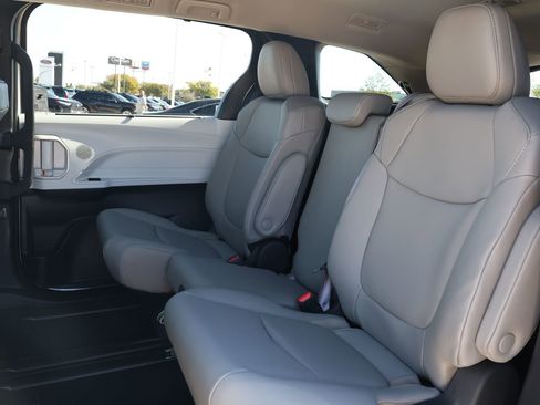 New 2026 Toyota Sienna XLE image 29