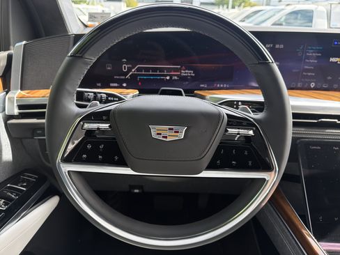 Used 2025 Cadillac Escalade Premium Luxury Platinum image 18