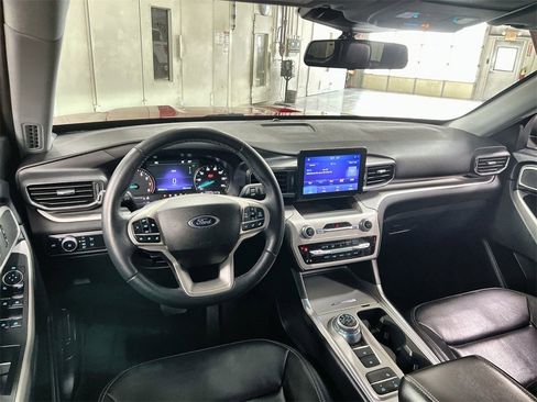 Used 2022 Ford Explorer XLT w/ Equipment Group 202A image 18