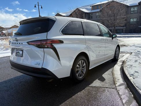 Used 2021 Toyota Sienna XLE image 9