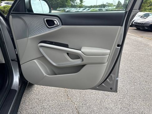 Used 2025 Kia Soul LX w/ LX Technology Package FWD image 14