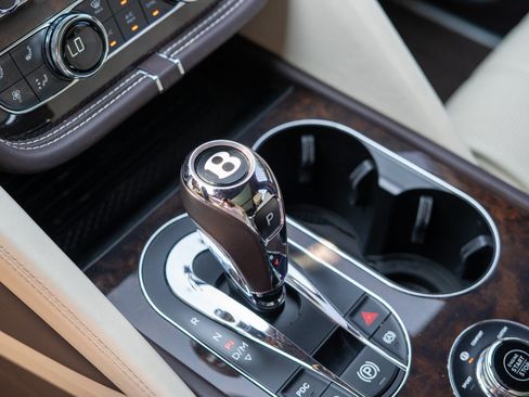 Used 2023 Bentley Bentayga Extended Wheelbase AWD/4WD image 18