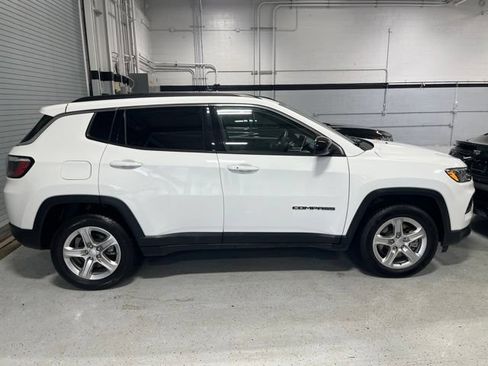 Used 2024 Jeep Compass Latitude AWD/4WD image 2