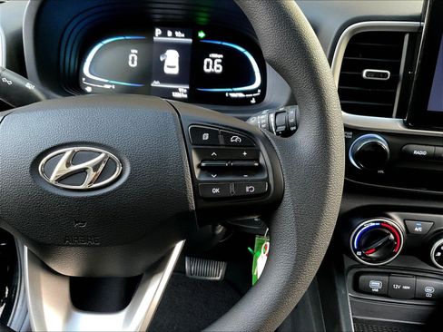 Used 2025 Hyundai Venue SE FWD image 11