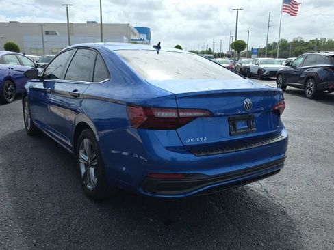 Used 2023 Volkswagen Jetta SE image 3