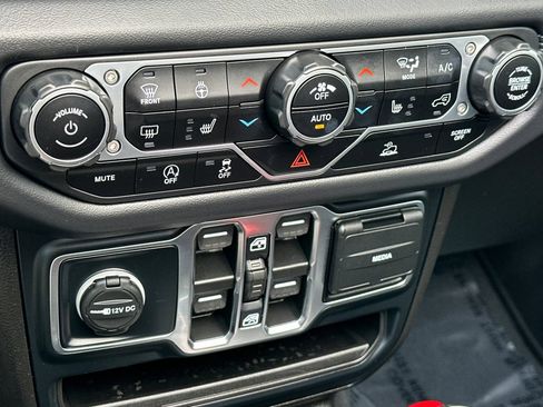 Used 2024 Jeep Wrangler Unlimited Sahara w/ Technology Group AWD/4WD image 28