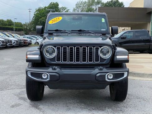 Used 2025 Jeep Wrangler Unlimited Sahara AWD/4WD image 2