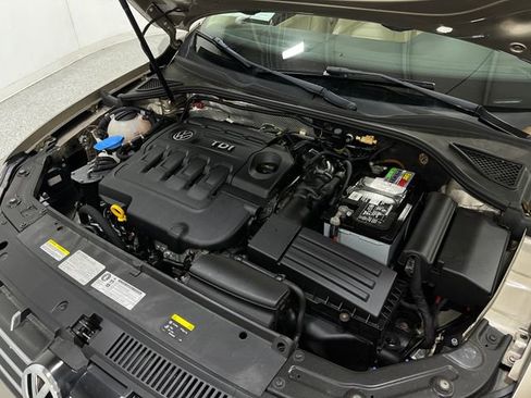 Used 2015 Volkswagen Passat TDI SEL Premium image 25
