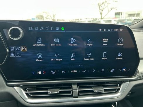 Used 2025 Chevrolet Equinox EV LT w/ Comfort Package image 14