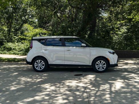 Used 2025 Kia Soul LX FWD image 9